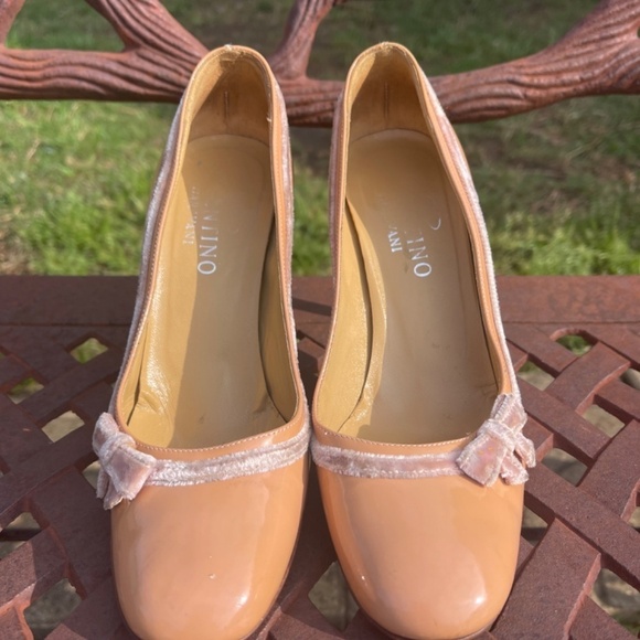 Valentino Apricot Bow Detail Round Toe Wood Stacked Heel Pumps - Picture 3 of 10
